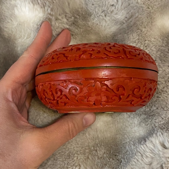 Vintage Chinese Red Cinnabar intricate carved floral trinket box. - Picture 13 of 16